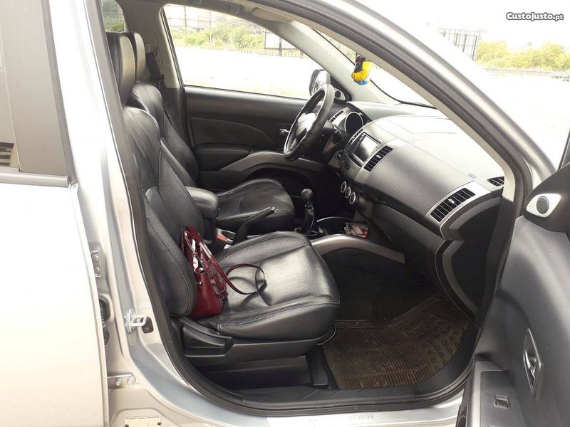 Mitsubishi Outlander • 2009 • 180,000 km 5