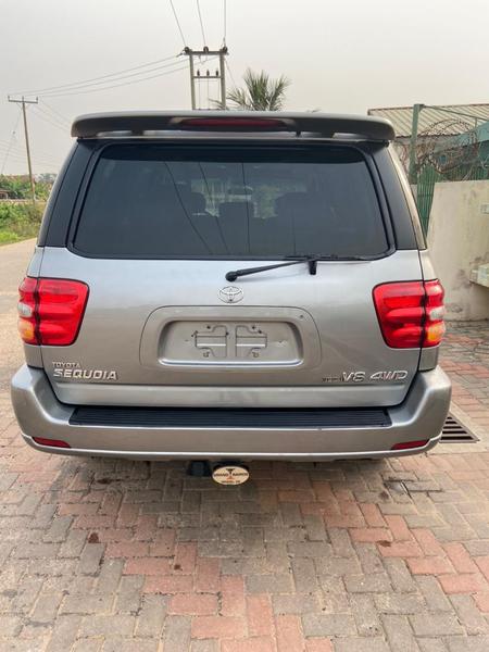 Toyota Sequoia • 2006 • 130,000 km 10