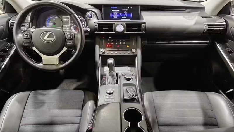 Lexus IS • 2019 • 45,000 km 6