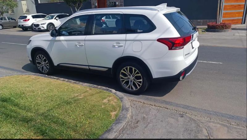 Mitsubishi Outlander • 2018 • 90,000 km 6
