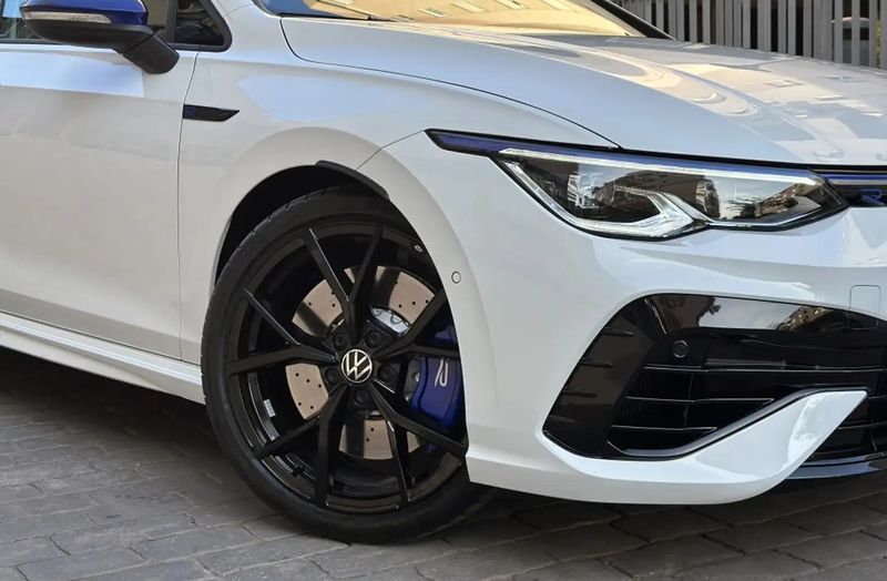 Volkswagen Golf • 2024 • 8,900 km 4