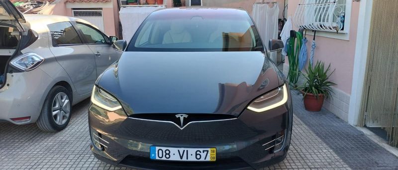 Tesla Model X • 2018 • 90,000 km 1