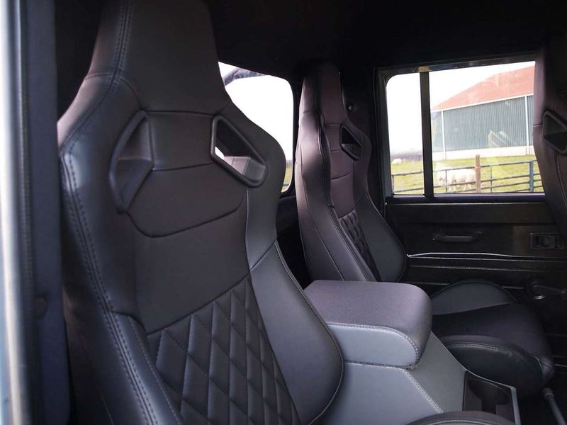 Land Rover Defender • 1999 • 250,700 km 9