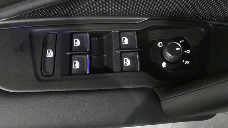 Volkswagen Tiguan • 2024 • 4,100 km 15