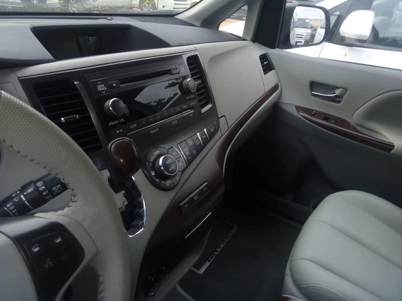 Toyota Sienna • 2012 • 21,000 km 4