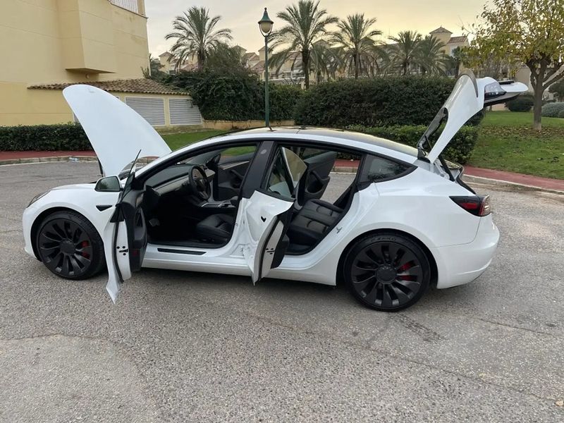 Tesla Model 3 • 2021 • 2,021 km 1