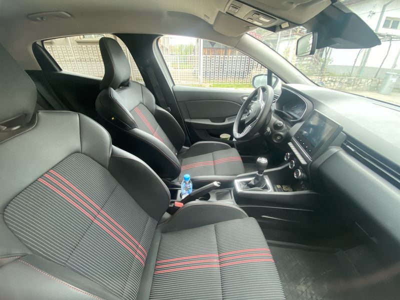 Renault Clio • 2020 • 23,000 km 4