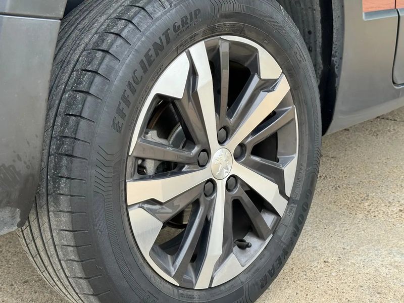 Peugeot 5008 • 2021 • 48,800 km 5