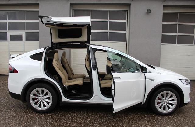 Tesla Model X • 2016 • 142,500 km 5