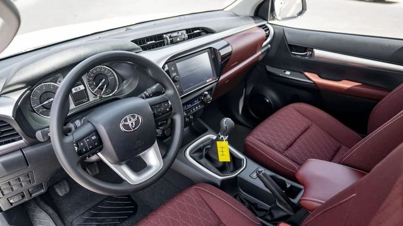 Toyota Hilux • 2025 • 12 km 6