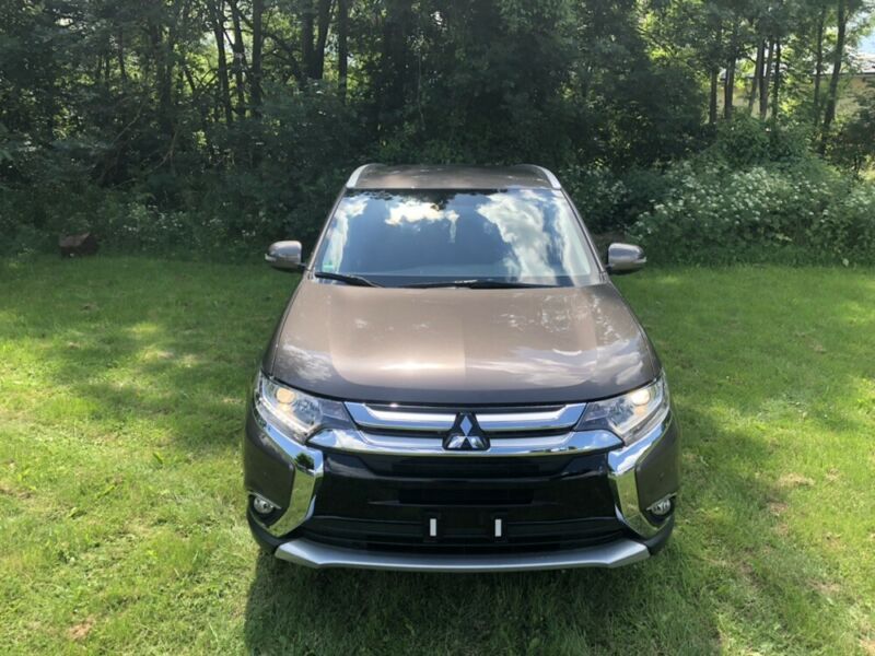 Mitsubishi Outlander • 2018 • 79,280 km 9