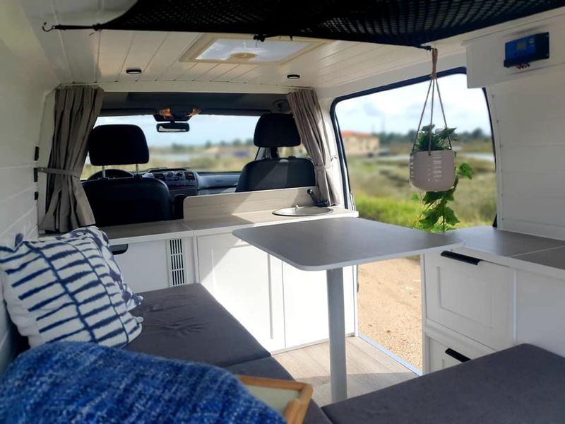 Mercedes-Benz 210 Van • 2013 • 80,000 km 4