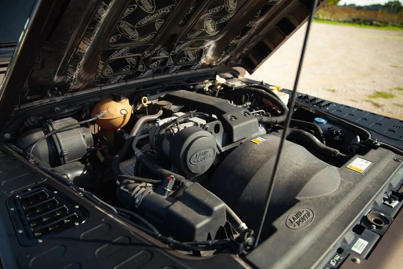 Land Rover Defender • 2011 • 83,000 km 13