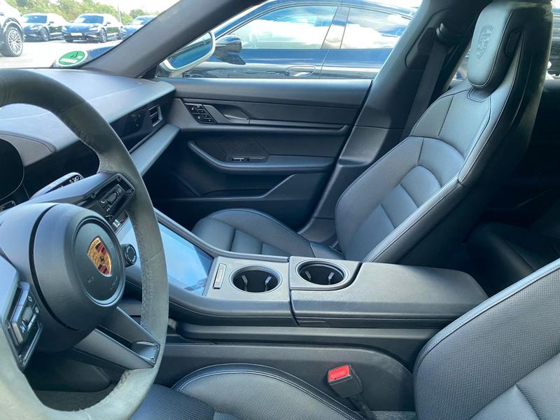 Porsche Taycan • 2021 • 38,990 km 5