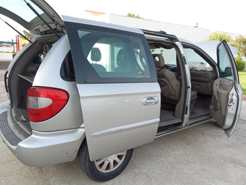 Chrysler Voyager • 2002 • 240,000 km 9