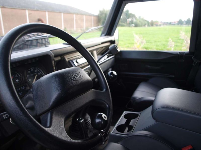 Land Rover Defender • 1999 • 250,700 km 14