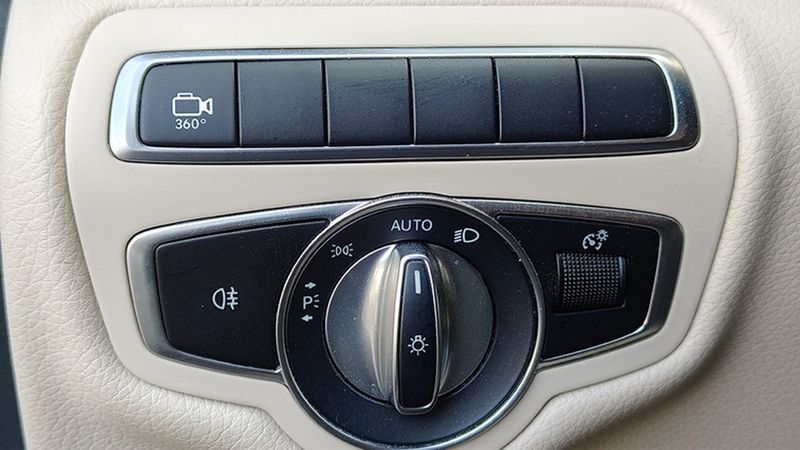 Mercedes-Benz 210 Van • 2018 • 115,422 km 12