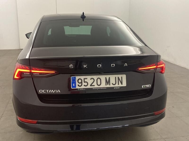 Škoda Octavia • 2023 • 78,186 km 4