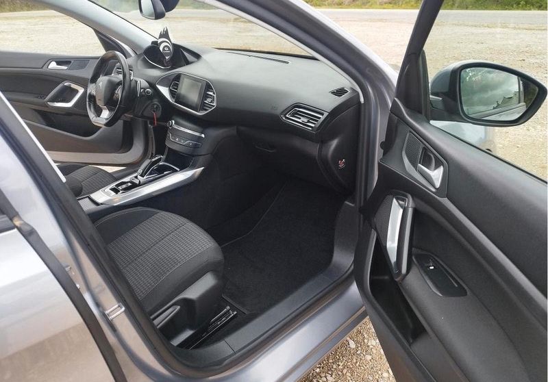 Peugeot 308 • 2019 • 140,000 km 4