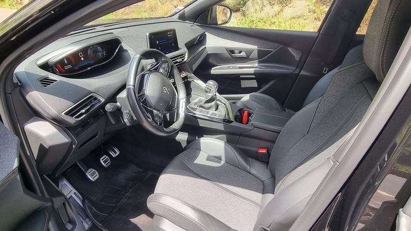 Peugeot 3008 • 2018 • 49,000 km 3