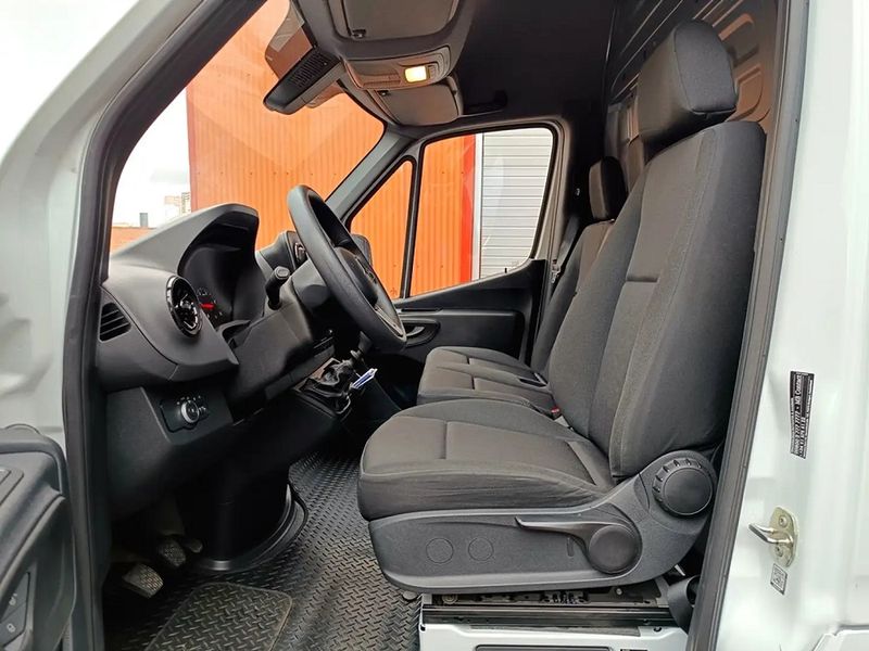 Mercedes-Benz Sprinter • 2022 • 21,000 km 10