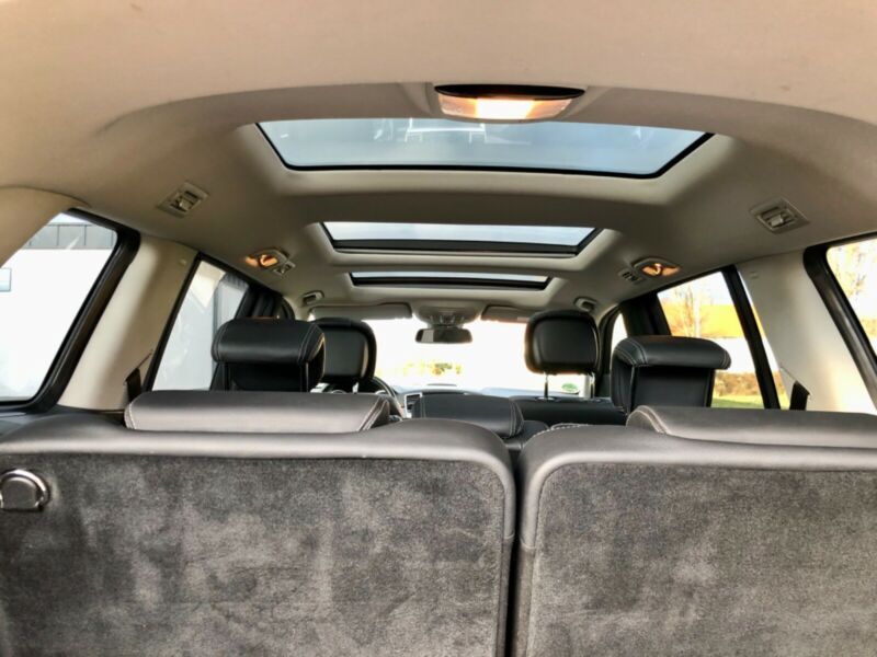 Mercedes-Benz GL • 2015 • 208,000 km 12