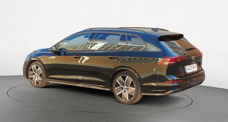 Volkswagen Golf Variant • 2024 • 12,440 km 4