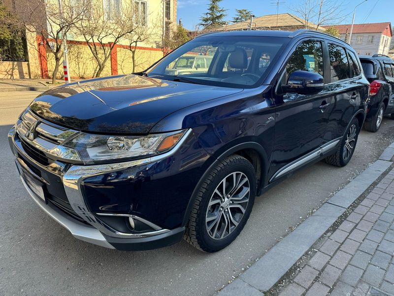 Mitsubishi Outlander • 2015 • 140,000 km 2