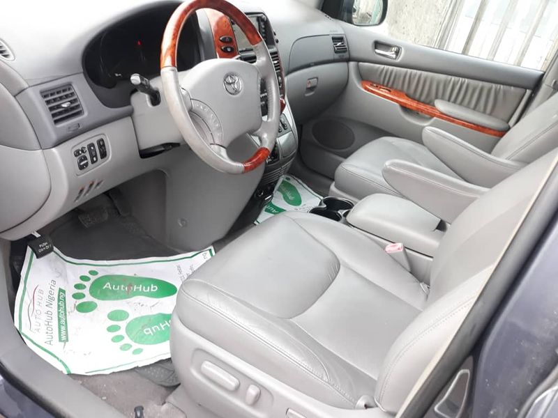 Toyota Sienna • 2006 • 32,345 km 8