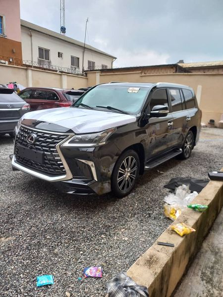 Lexus LX • 2023 • 82,000 km 1