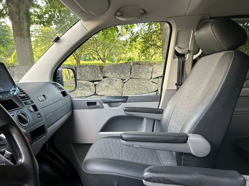 Volkswagen Caravelle • 2009 • 182,000 km 3