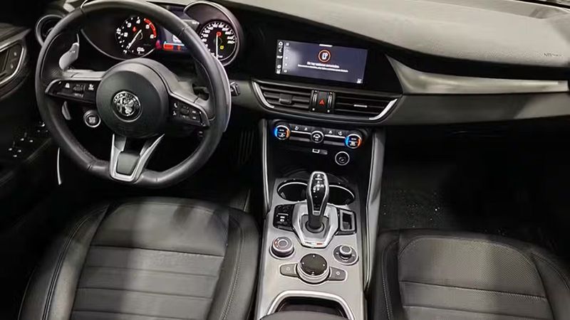 Alfa Romeo Giulia • 2023 • 24,656 km 4
