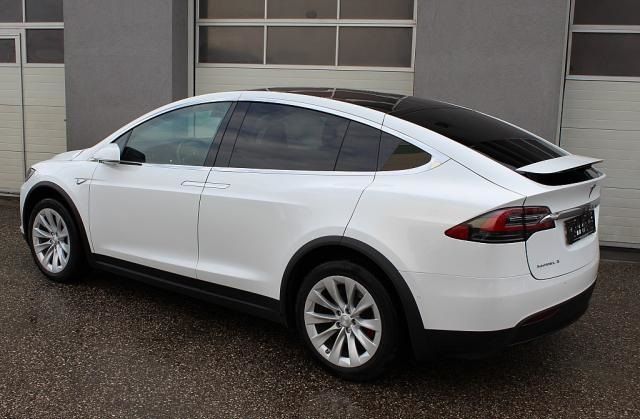 Tesla Model X • 2016 • 142,500 km 8