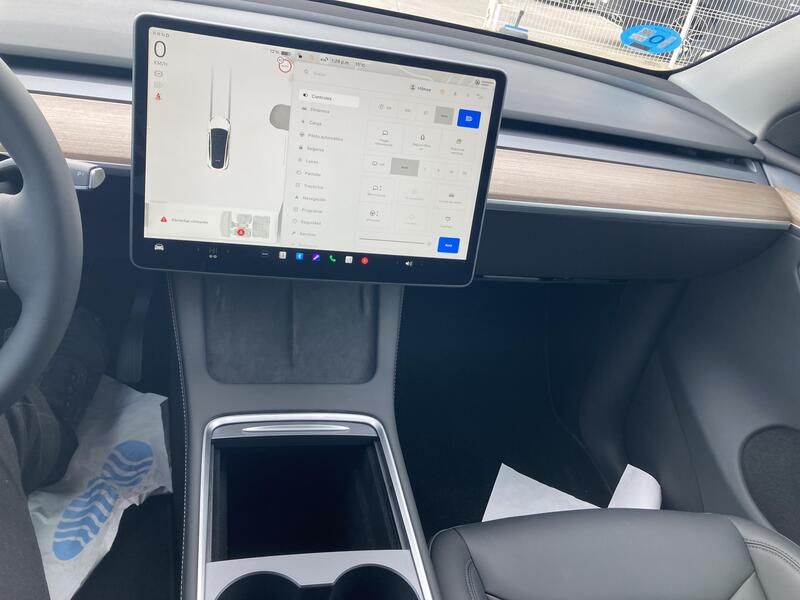 Tesla Model Y • 2024 • 2,458 km 25