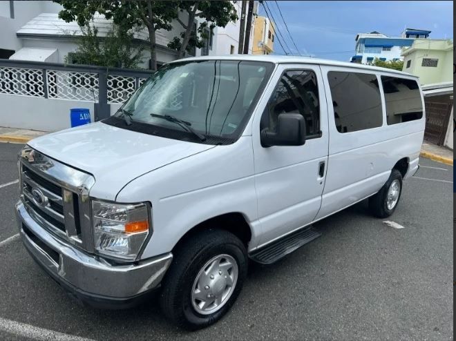 Ford E-350 • 2014 • 127,000 km 2