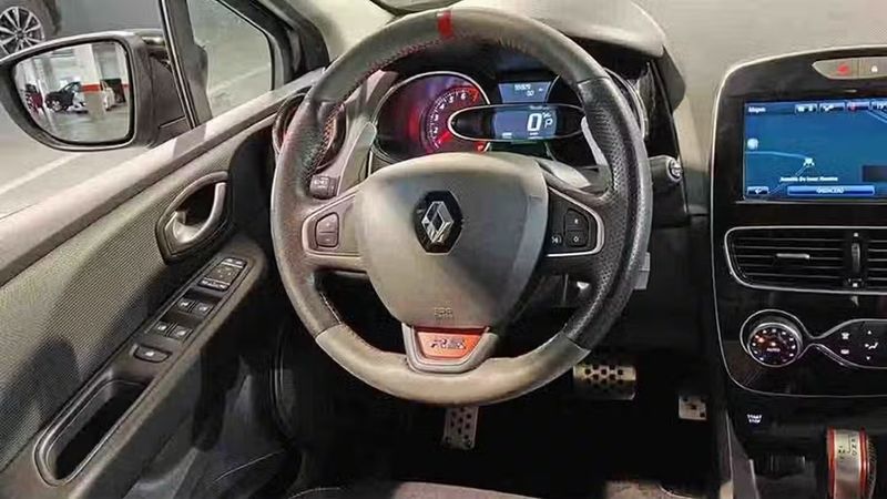 Renault Clio • 2018 • 56,796 km 10