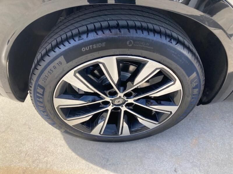 Renault Captur • 2024 • 3,542 km 12