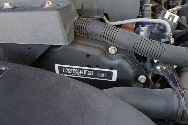 Land Rover Defender • 2012 • 80,000 km 25