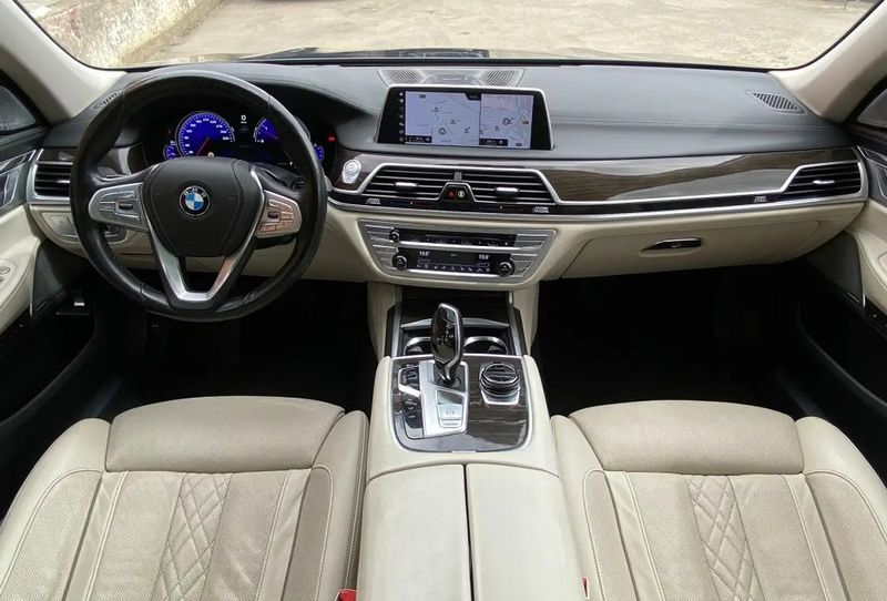 BMW 7 Series • 2018 • 101,000 km 9