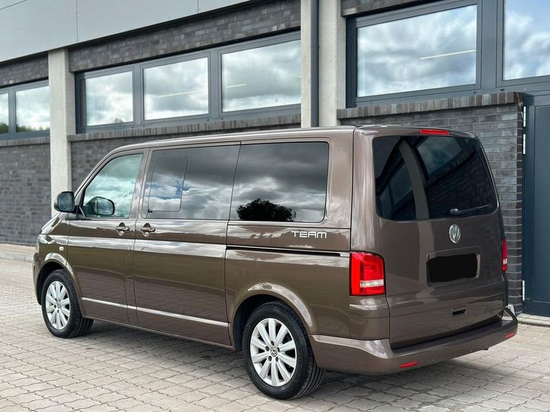 Volkswagen T5 • 2010 • 235,000 km 2