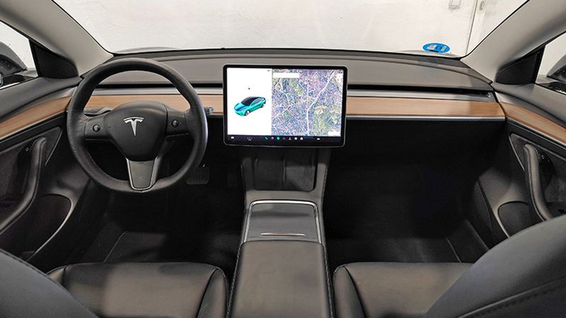 Tesla Model 3 • 2021 • 69,320 km 4