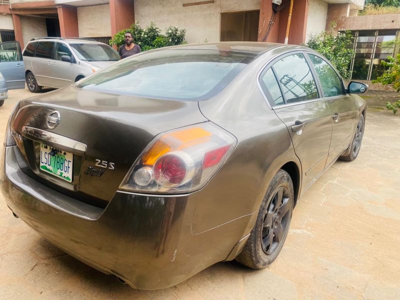 Nissan Altima • 2007 • 200,000 km 4