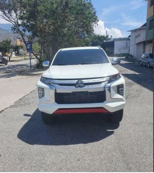 Mitsubishi L200 • 2019 • 80,000 km 2