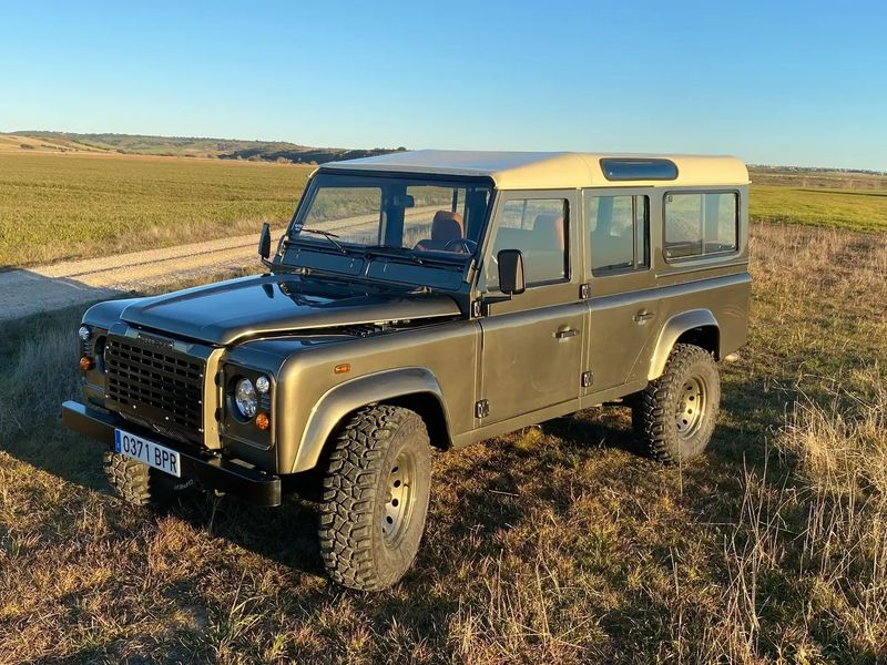 thumbnail image 2 of Round Fog Light Lamp For Land Rover Defender 2001 On – Rear, Aftermarket, AMR6522 / LR048201 2 of 5