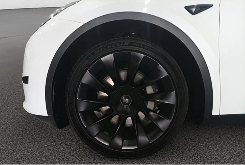 Tesla Model Y • 2023 • 18,300 km 12