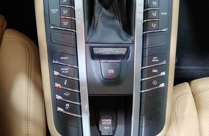 Porsche Macan • 2017 • 61,900 km 10