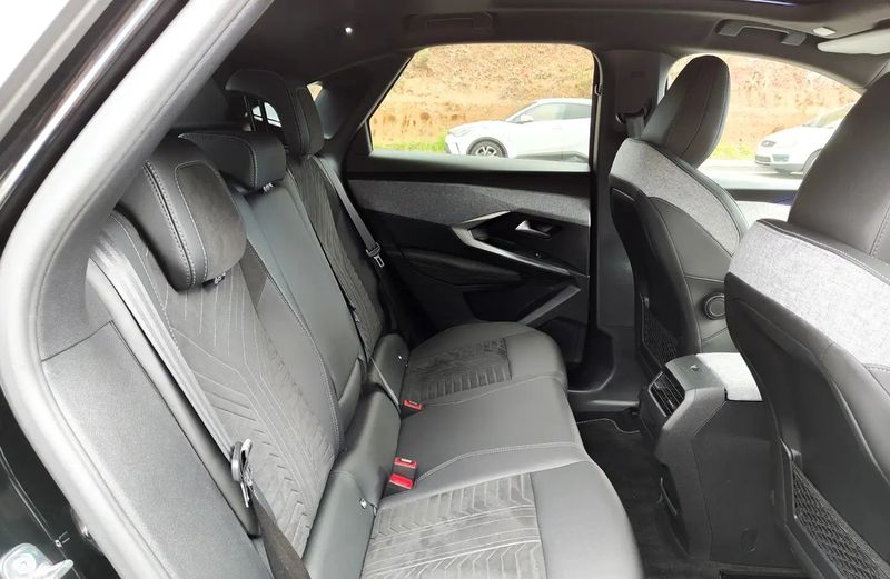 Peugeot 3008 • 2024 • 10,990 km 11