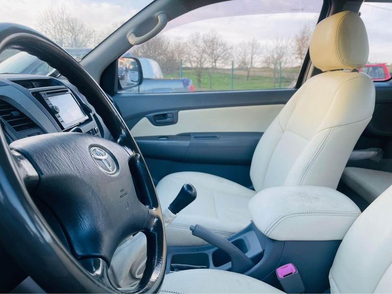 Toyota Hilux • 2008 • 230,000 km 3