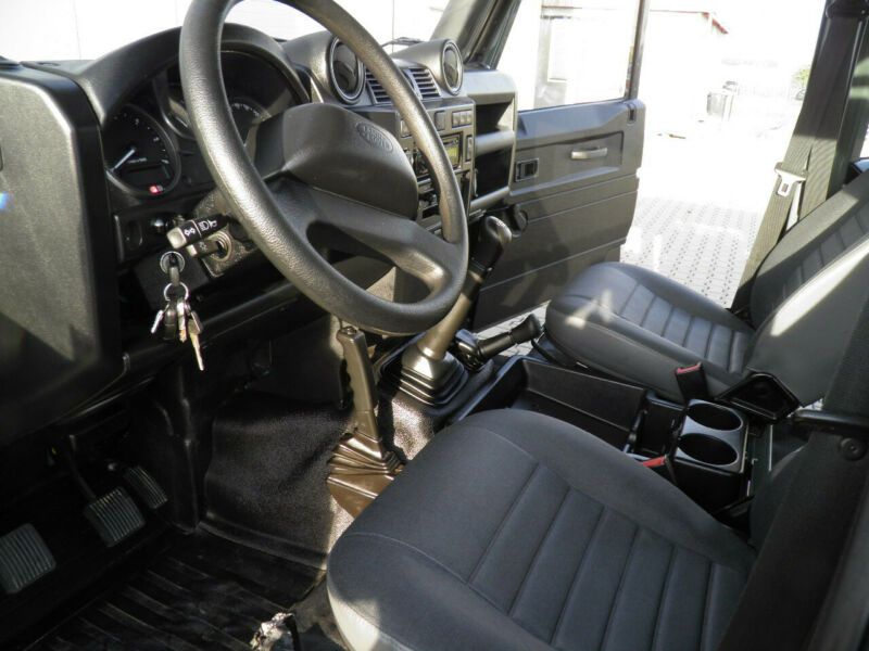 Land Rover Defender • 2010 • 93,000 km 12