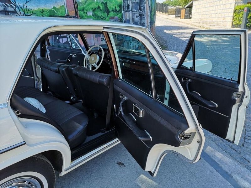 Mercedes-Benz 200 - 300 • 1970 • 17,000 km 5